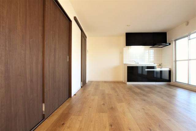 左手の扉を開くと6帖洋室へ。