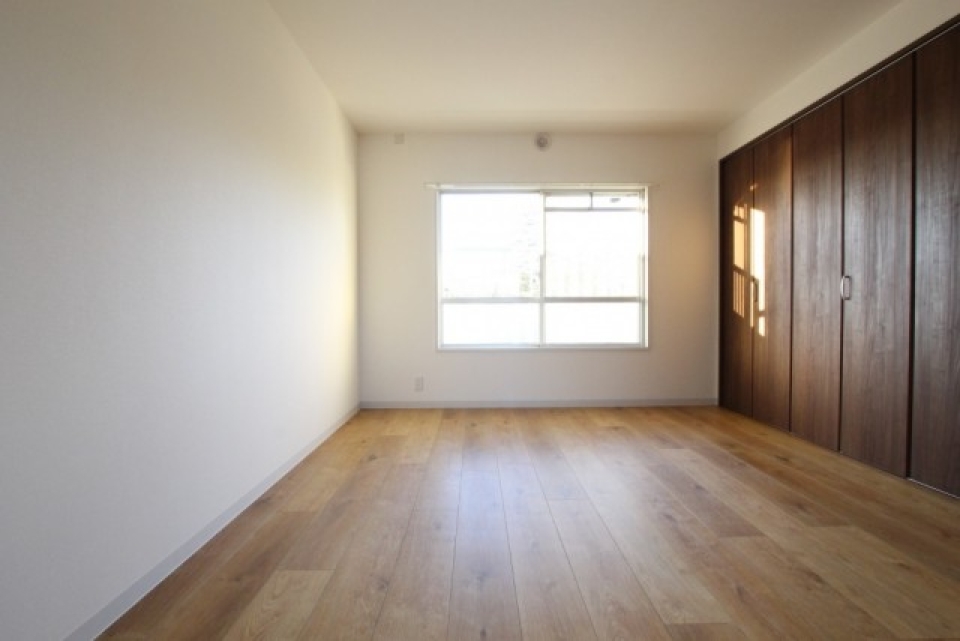 窓の上下左右の余白が同じバランス。カーテンをアートにしたい。