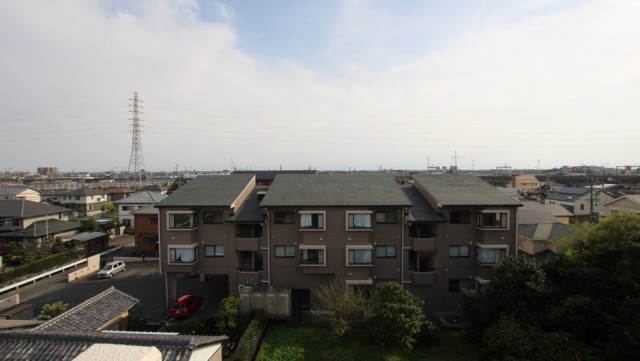 竹林古道をかき分けて辿り着く浜松の風景。