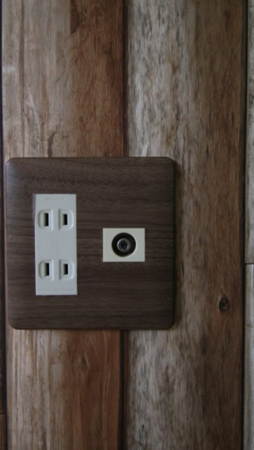 室内のコンセントカバーはどれもウッド調。