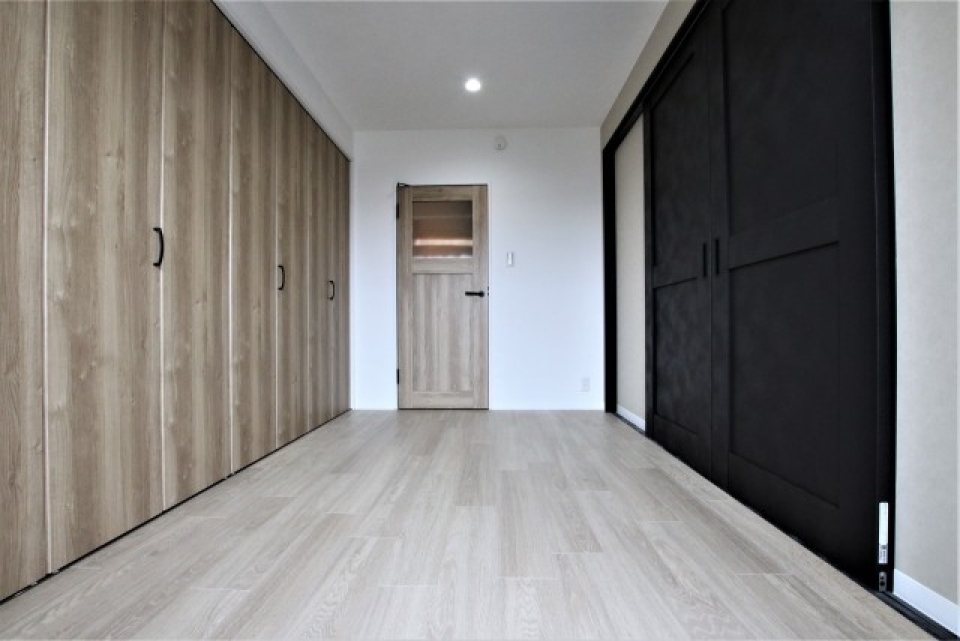 リビング横は6.3帖の洋室です。廊下からもアクセスできます。