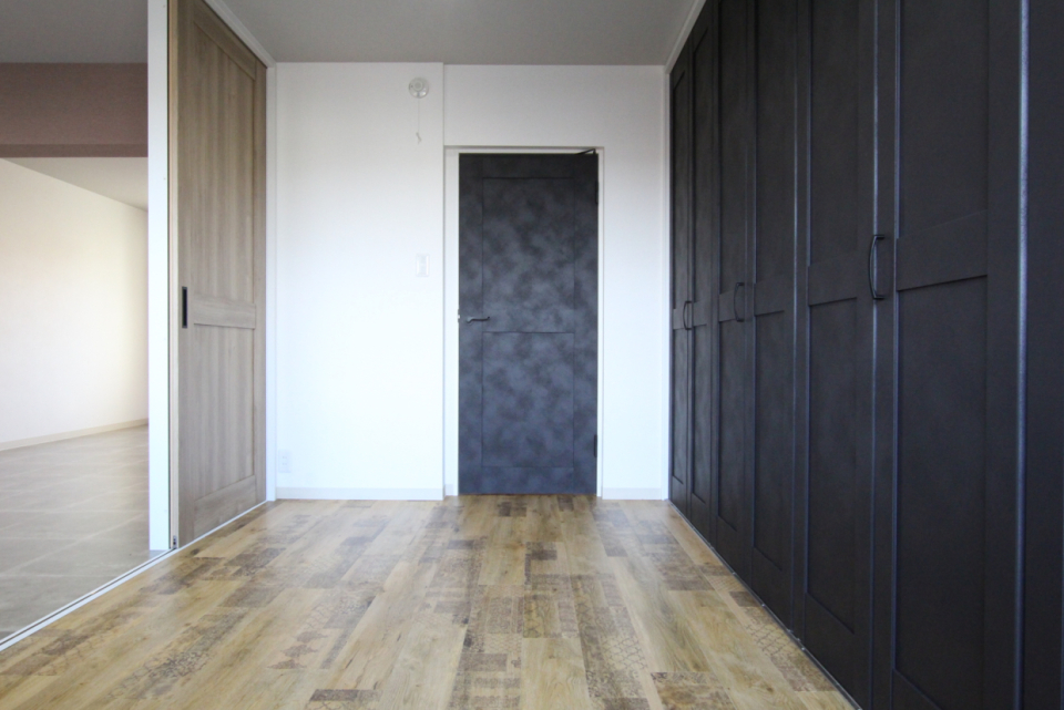 お部屋はコンパクトですが壁一面にたくさんの収納。廊下にも直接出られます