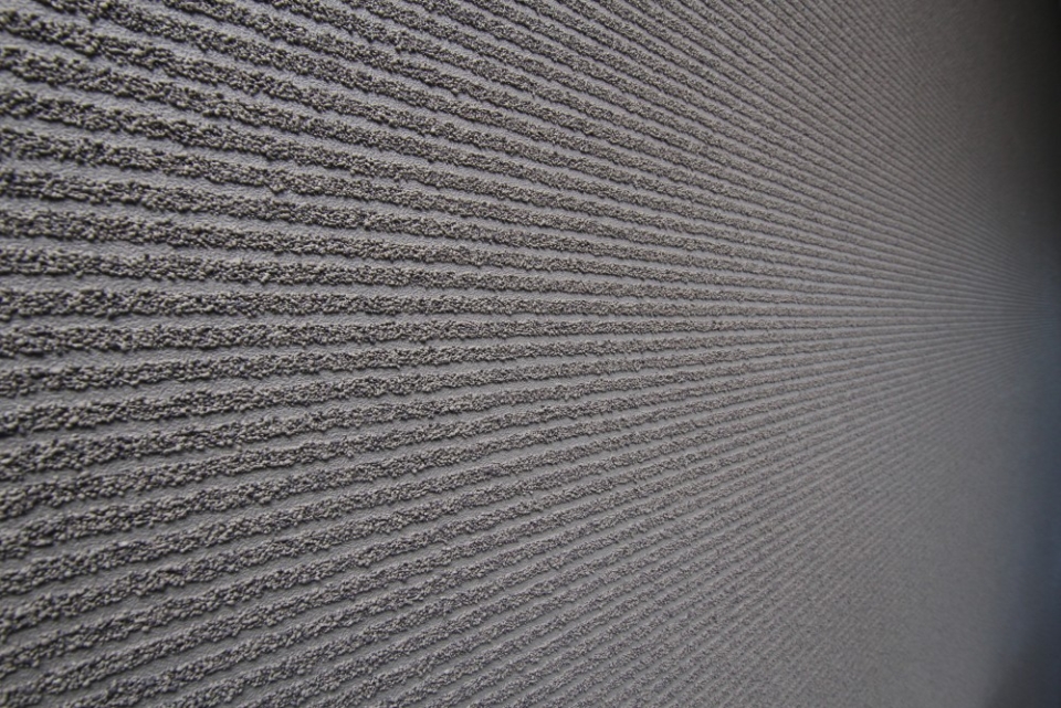 リビングには凹凸感のあるアクセントウォールを使用。