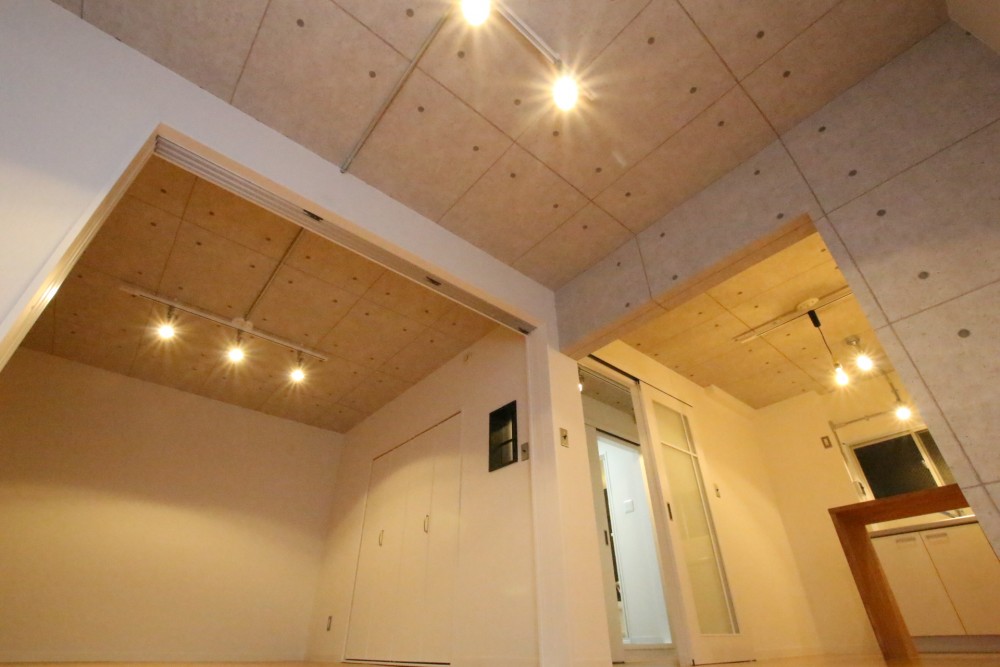 室内はコンクリート打ちっぱなし...風のデザイン。