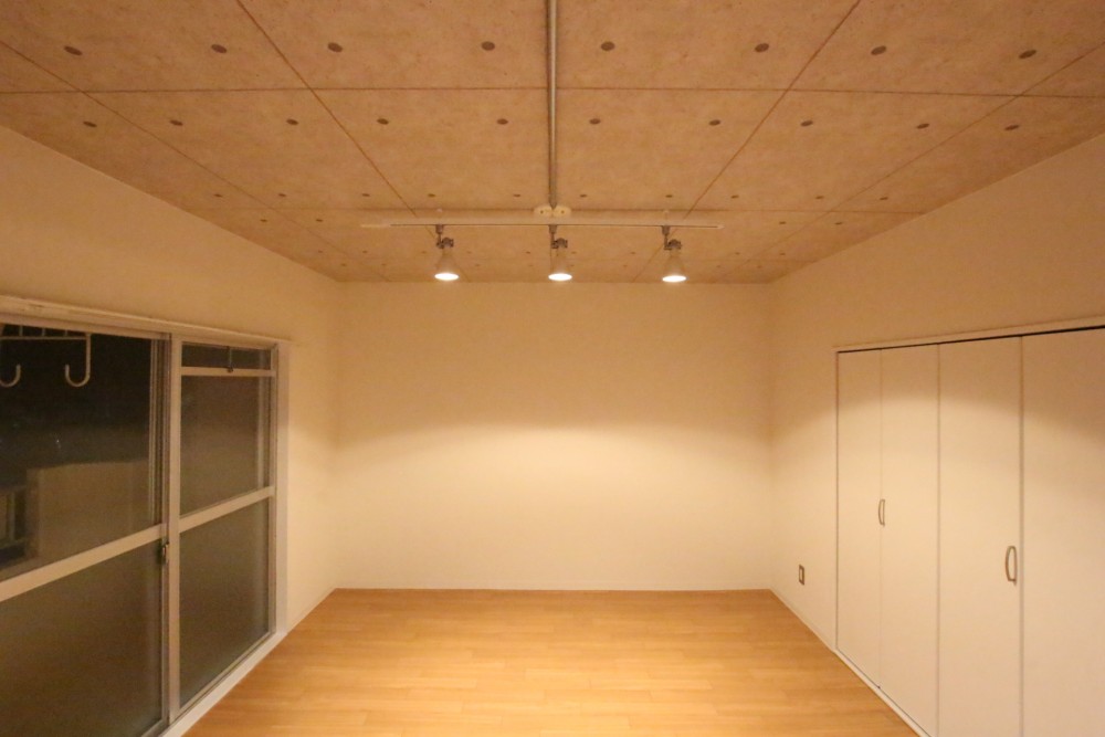 室内照明はスポットライトを使用。