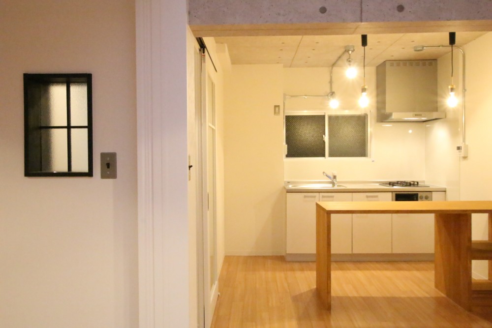 キッチンは洞窟内に。