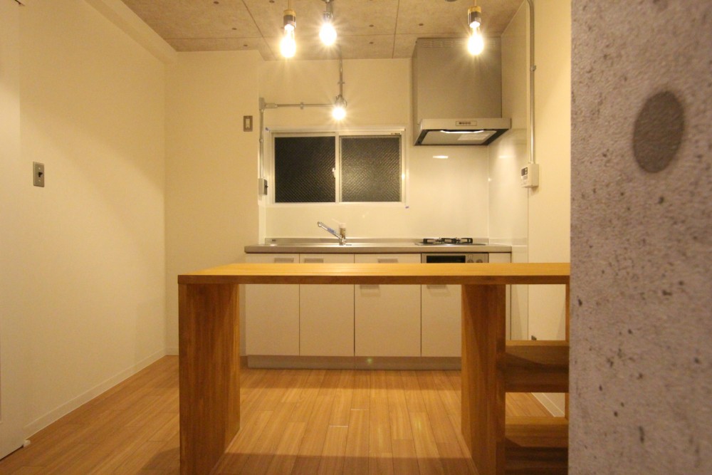 キッチン前に木製棚重宝しそう。