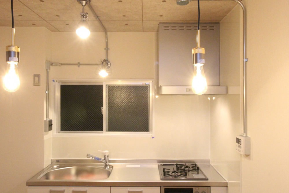 洞窟内キッチンを明るく照らす照明群。