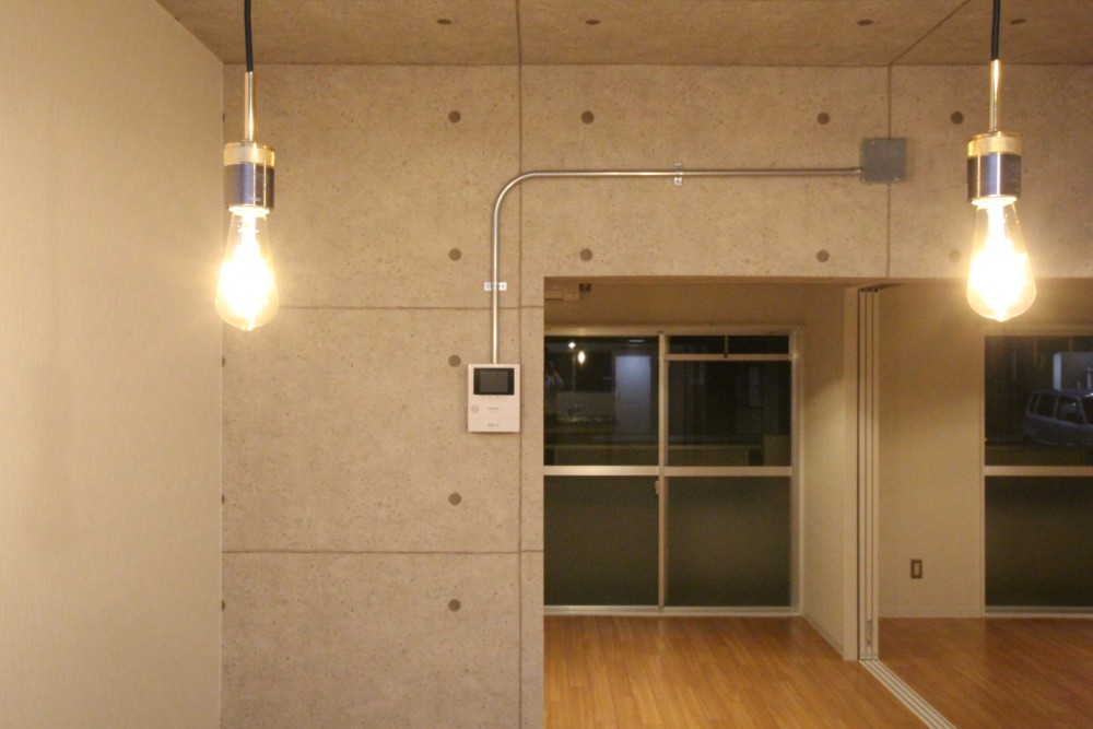 敢えて使用されたはだか電球がとてもいい風合いに。