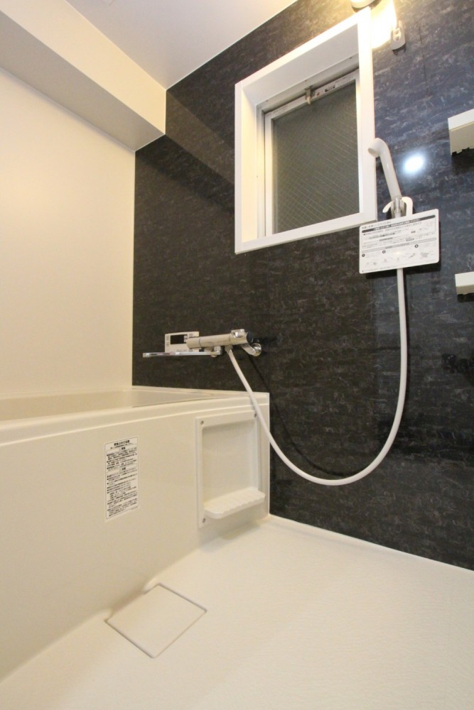 浴室は追い焚き付き。