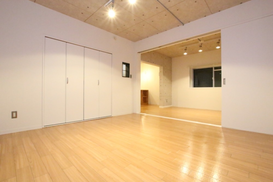 寝室は正方形の8帖Type。