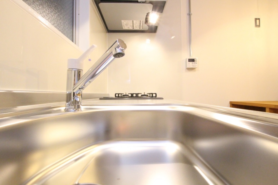 2口コンロとグリルの付いたシステムキッチン。