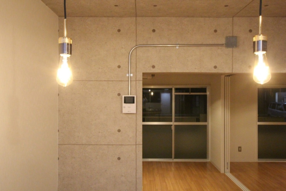 敢えて使用されたはだか電球がとてもいい風合いに。