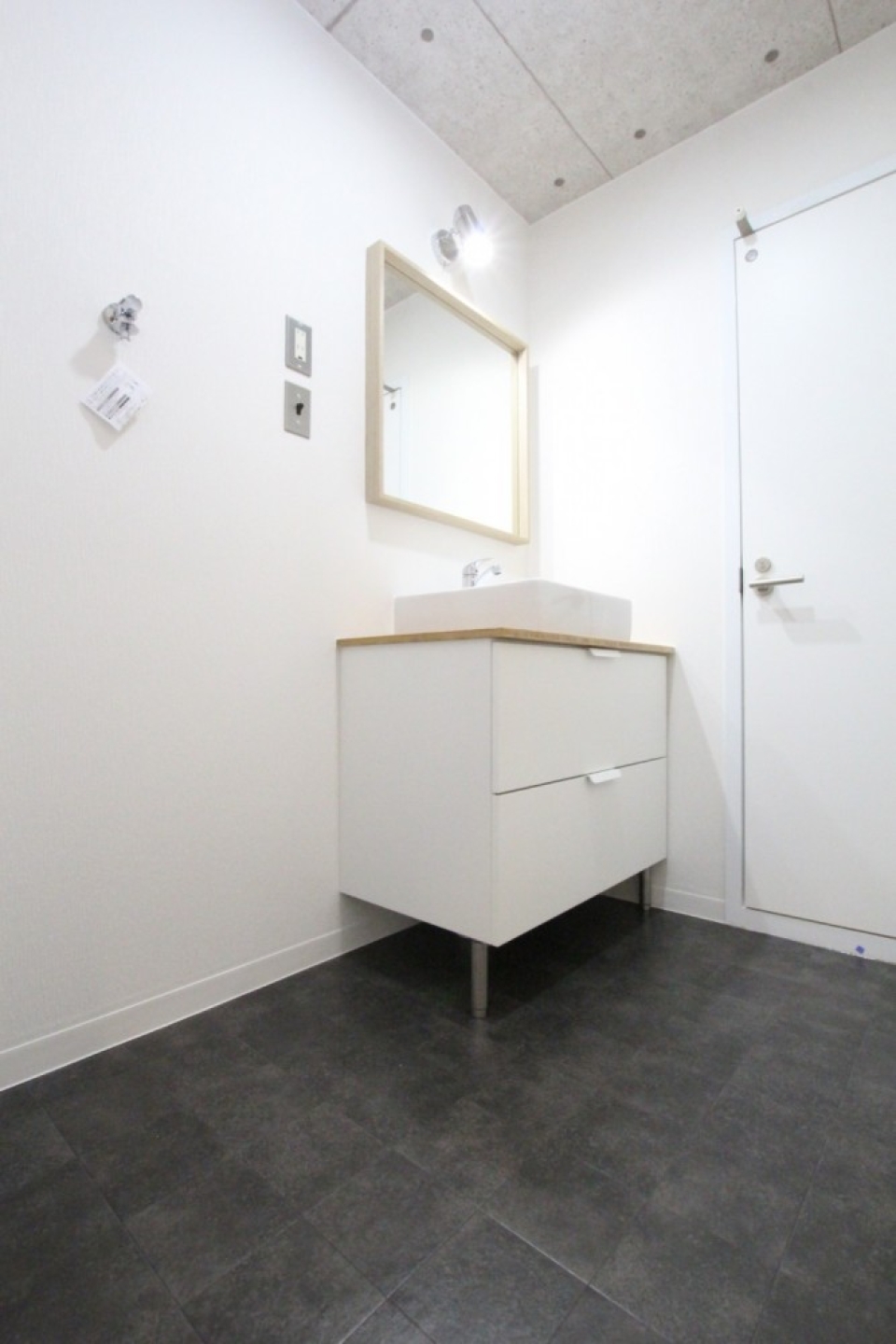 黒いフロアを使用し、他のモノの白がより一層際立つ。