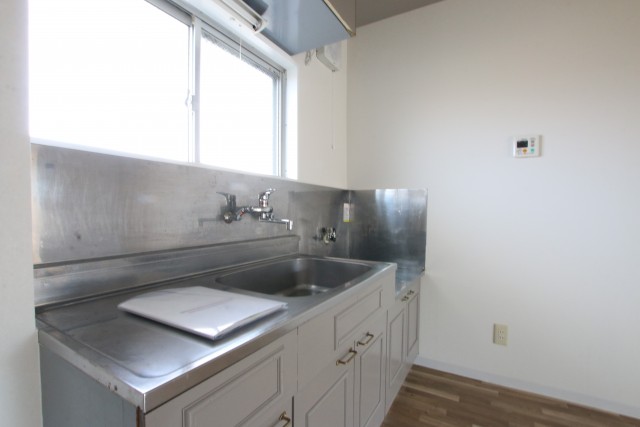 キッチンの目の前に窓あります。