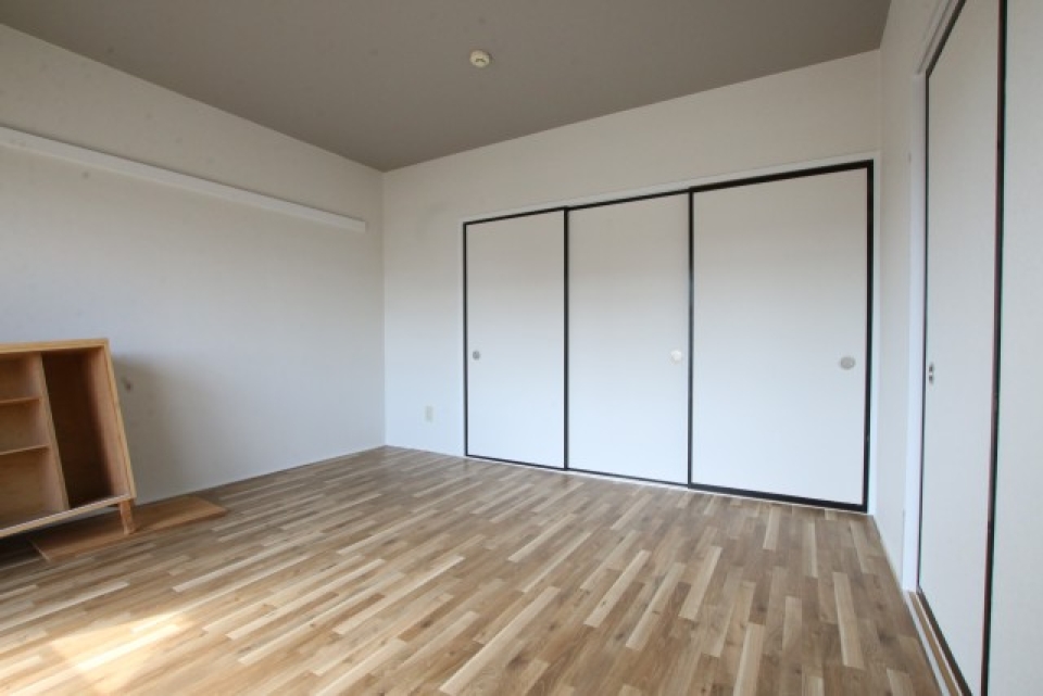 洋室8帖。押し入れ付いています。