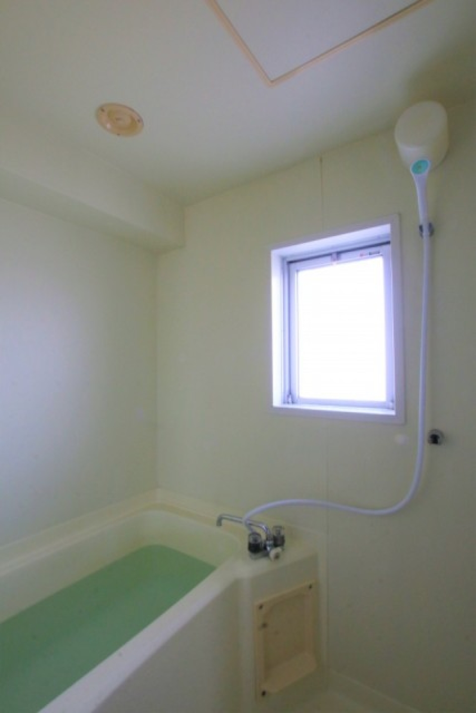 窓付きの浴室。