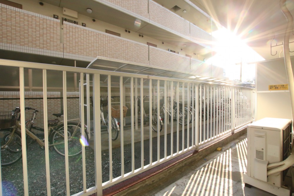 南面ですが前にマンション＆ここのマンションの駐輪場。