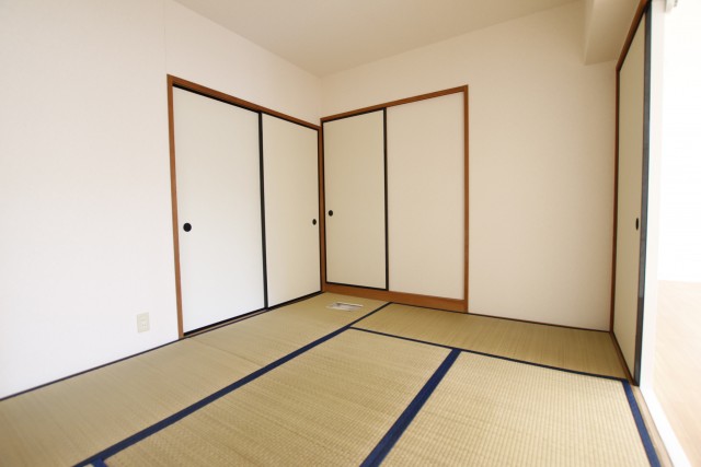 和室6帖。押し入れ付いています。