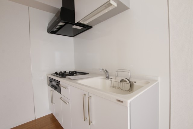 3口コンロ付きのキッチン。