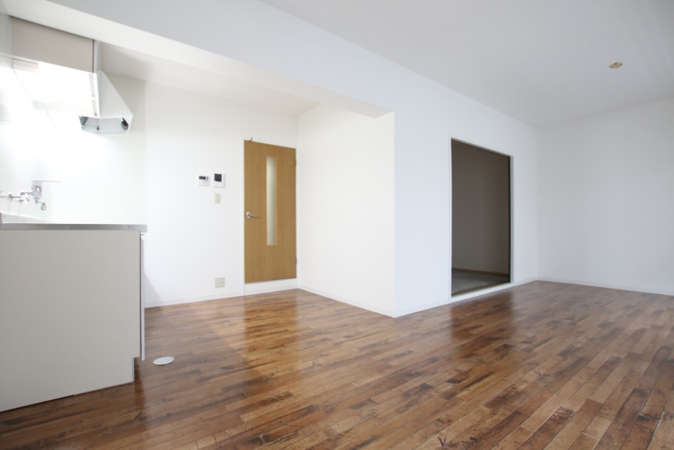 L字のLDKに食い込む6帖の和室が特徴的。