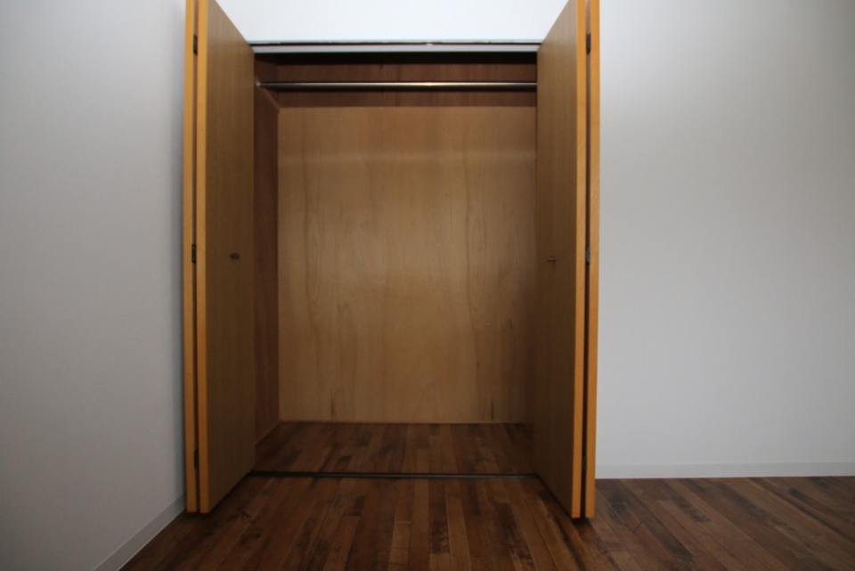 洋室のクローゼットの内部。