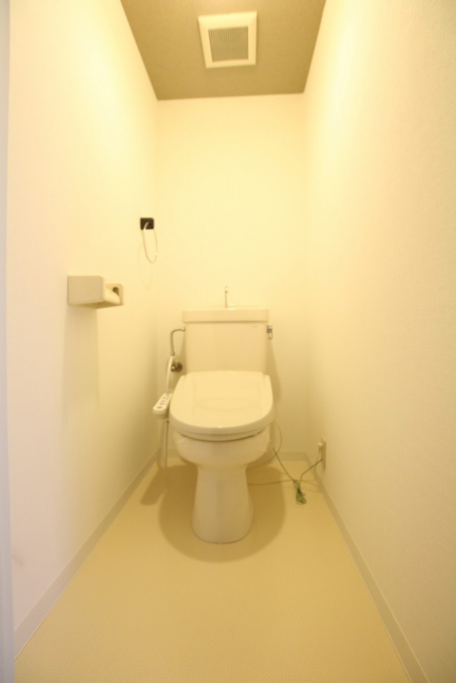 もちろんシャワートイレです。