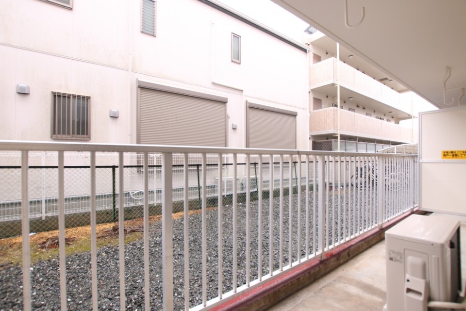 南面ですが前にマンションがあるので少々暗め。