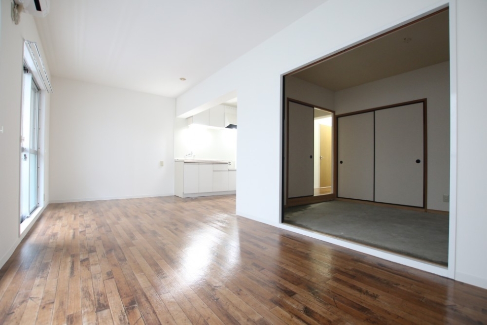 リビングは縦長＆2枚の掃出し窓。