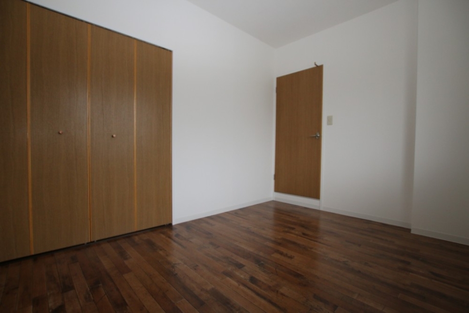 北側の6帖洋室の様子。