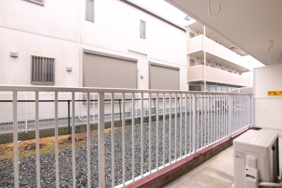 南面ですが前にマンションがあるので少々暗め。