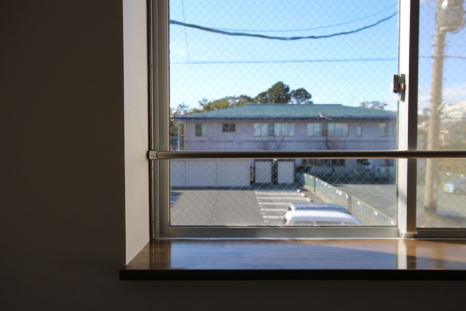 角部屋の特権+αの窓で自然光・通風良好。