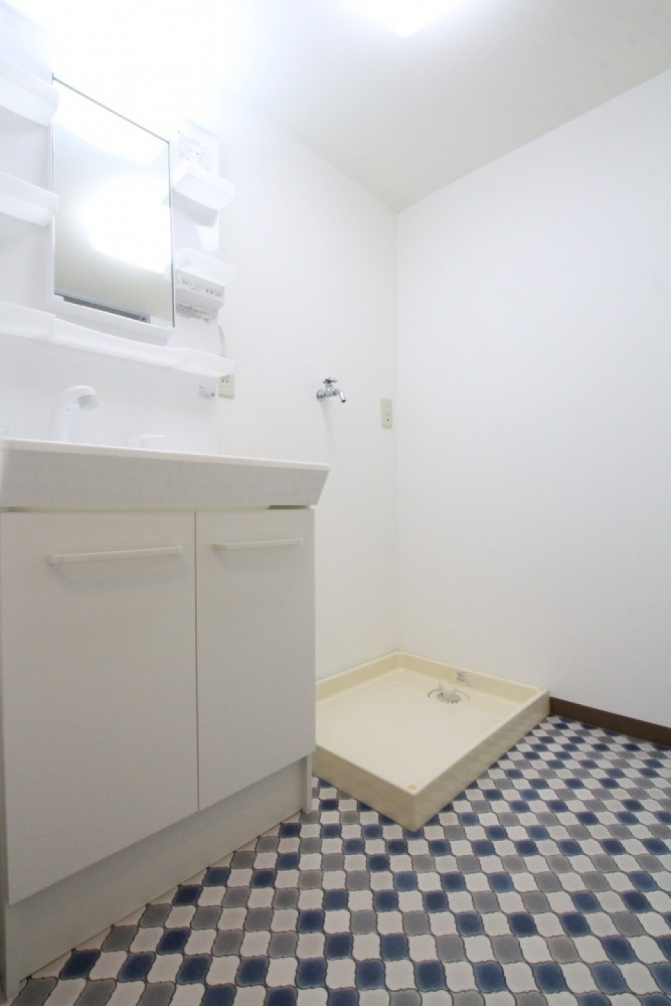 洗面室とトイレには、同じように昭和レトロなデザインの床