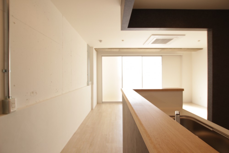 廊下から部屋に入った瞬間、光に包まれる！