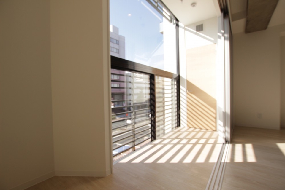 洗濯物もすぐに乾きそう！奥の扉は収納です。