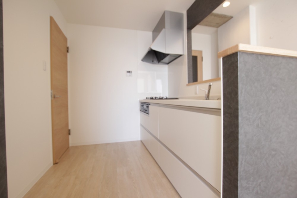 キッチンの奥の扉から洗面所、お風呂へつながる。