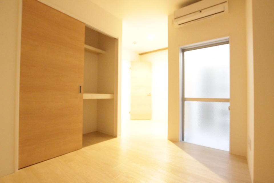 照明が付いていないと暗い7.7帖の洋室。