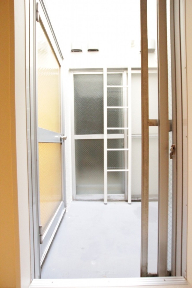 ２つの洋室から出られるバルコニー。ハシゴの先は。。。