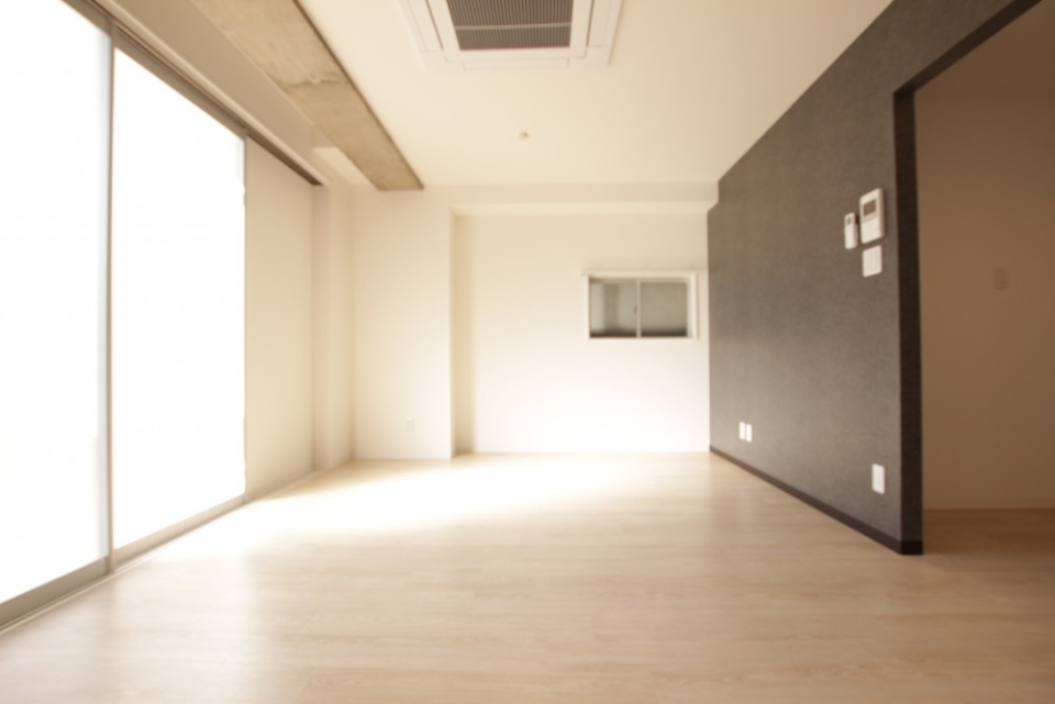 LDKは16帖。奥の小さい窓の外は隣のビル。