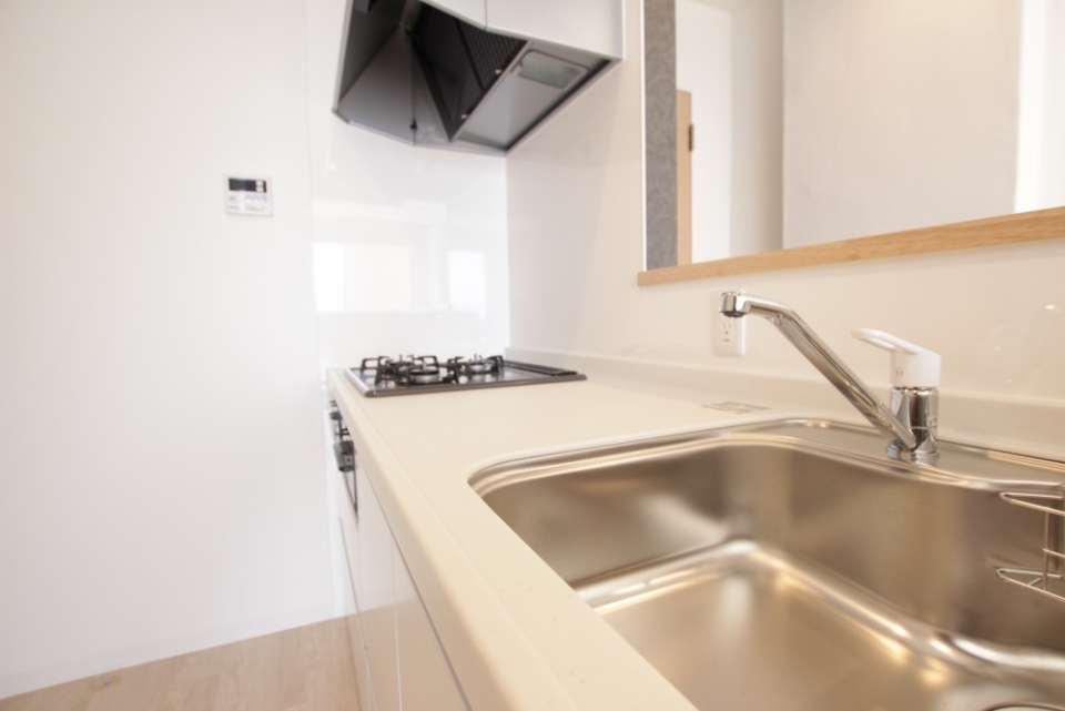 システムキッチン。大きなシンクと3口コンロがGOOD!