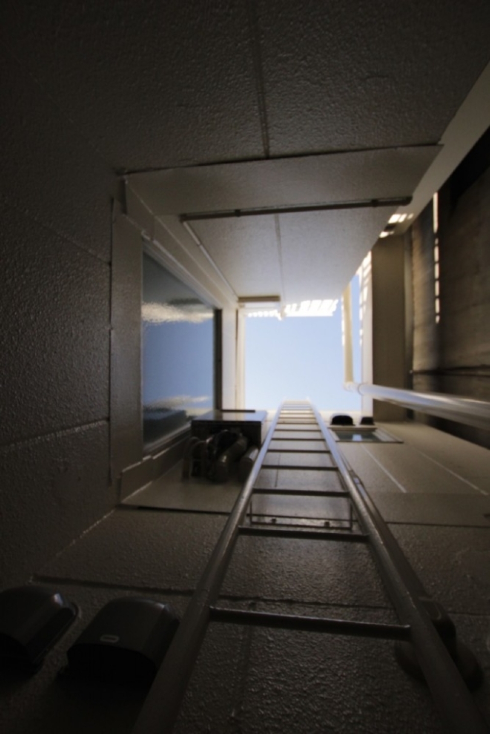 ポッカリと青空が覗いた小さなバルコニー。