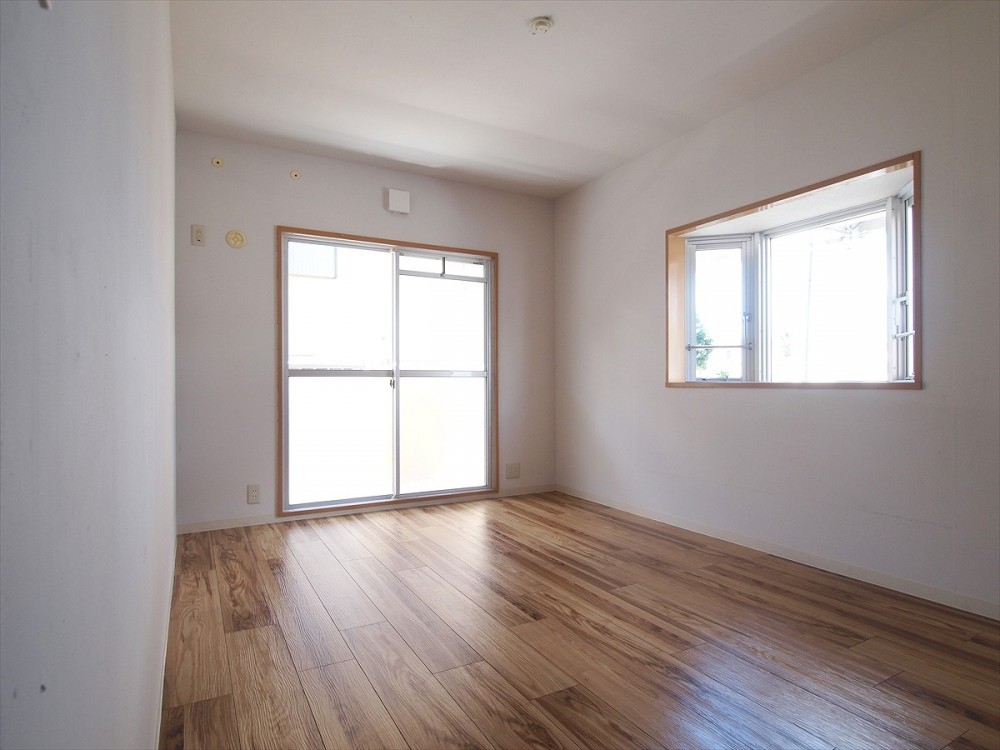 103号室には角部屋の特権＋&alpha;の窓がある。