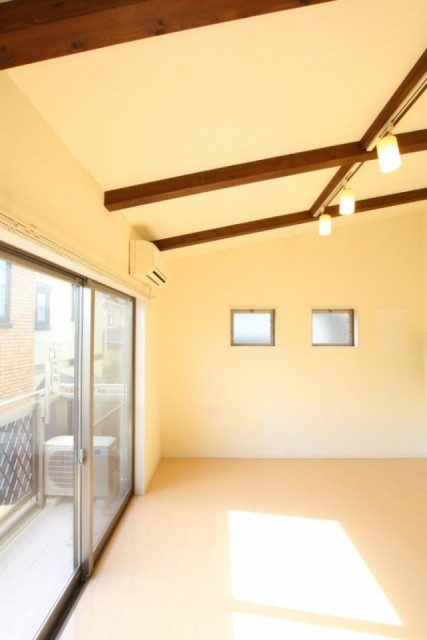 大きな掃き出し窓にさらに角部屋の特権+&alpha;の窓が付いている。