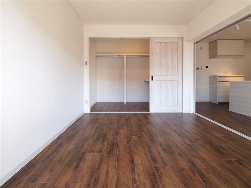 収納は1ヶ所だが大きな&times;2ウォークインタイプ。