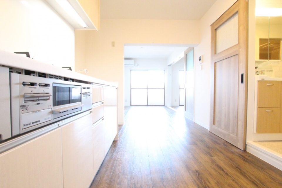 バルコニーから１番奥まったスペースにキッチンがある。