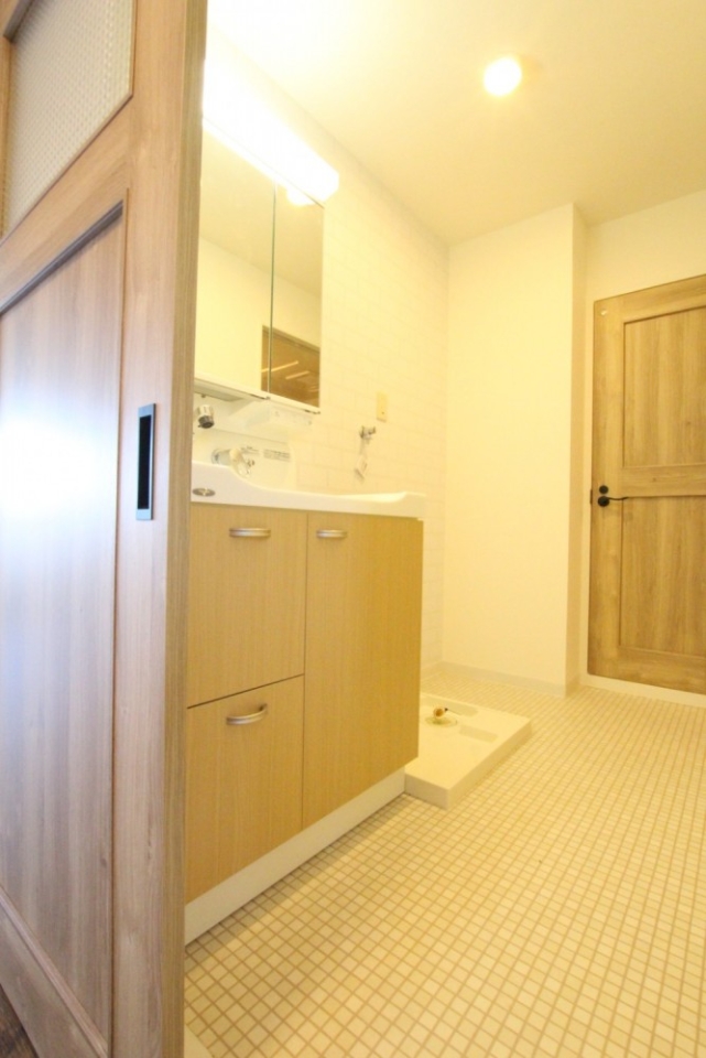 清潔感溢れる脱衣スペース。