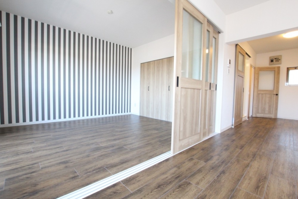 やさしい色合いの建具が目印「FRENCH CAFE ROOM」