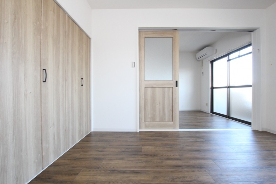 晴れていれば、寝室もバルコニーに面しており陽が差し込む。