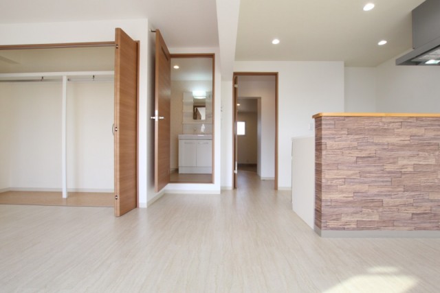 リビングにも大容量の収納が完備されている。