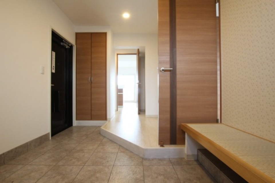 畳ベンチが玄関でお出迎え。